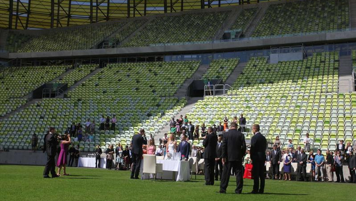 Na nietypowy pomysł wpadła para z Gdańska. Świeżo upieczeni małżonkowie powiedzieli sobie "tak" na murawie stadionu piłkarskiego