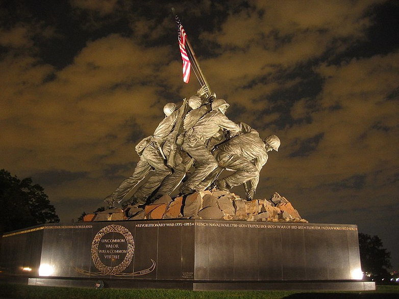 Pomnik amerykańskich marines autorstwa Felixa de Weldona, kompozycja na podstawie zdjęcia przedstawiającego zatknięcie amerykańskiej flagi na Iwo Jimie. (domena publiczna)