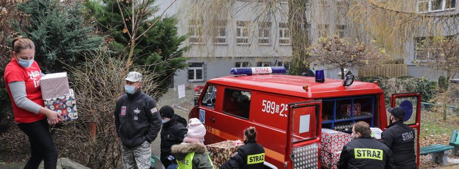 Zbiórka paczek w sztabie Szlachetnej Paczki w Rybniku. W ramach akcji darczyńcy dostarczają świąteczne paczki, które trafią do potrzebujących rodzin w całej Polsce, 12.12.2020