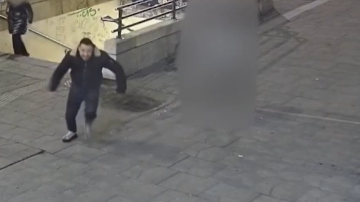 A barátnőjét lökdöste egy férfi a Deák téren, majd egy segítőkész járókelővel is elbánt – videó