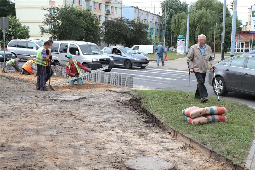 Korek przez zwykły remont chodnika!