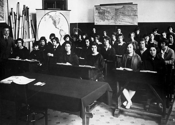 Pierwsza żeńska szkoła politechniczna w Stambule, ok. 1930 r.