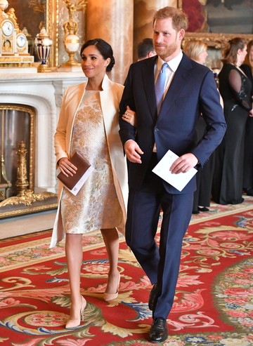 Várandóssága utolsó szakaszában egyik kedvenc darabját, egy hófehér Amanda Wakeley kabátot és egy jacquard szövet ruhát visel a palotában.
