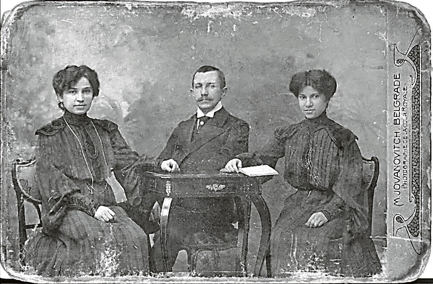 Fotografija iz 1904. Na slici Jelisaveta, brat Jovan i starija sestra