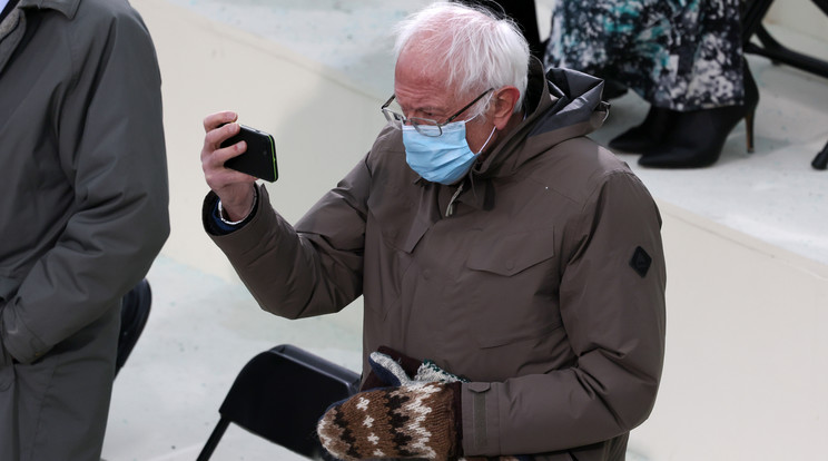 A kötött kesztyűs Bernie Sandersből előbb mém, majd baba lett /Fotó: Northfoto