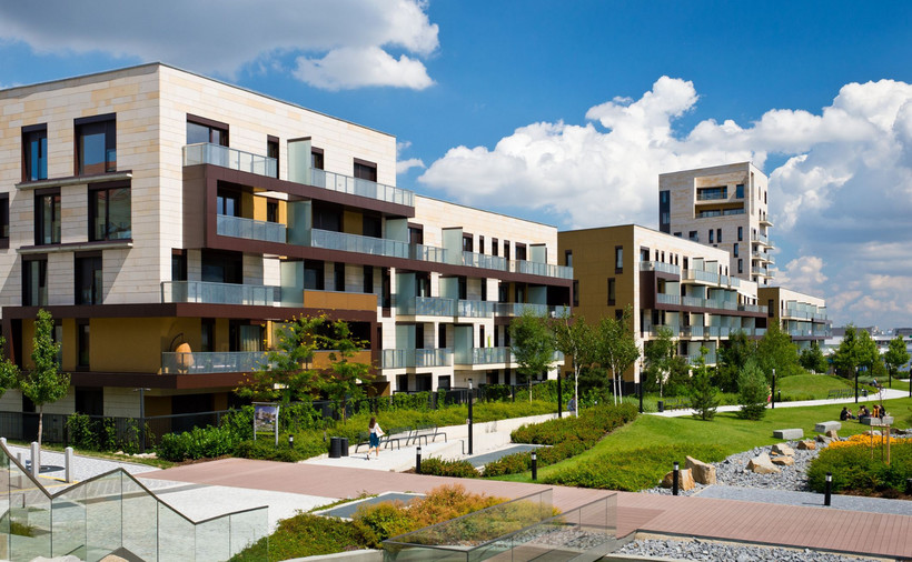 Jak dotąd, wyznaczono ok. 300 lokalizacji w całej Polsce, na których mają powstawać inwestycje w ramach programu Mieszkanie Plus. Może na nich powstać ponad 100 tys. mieszkań na wynajem oraz z opcją dojścia do własności.