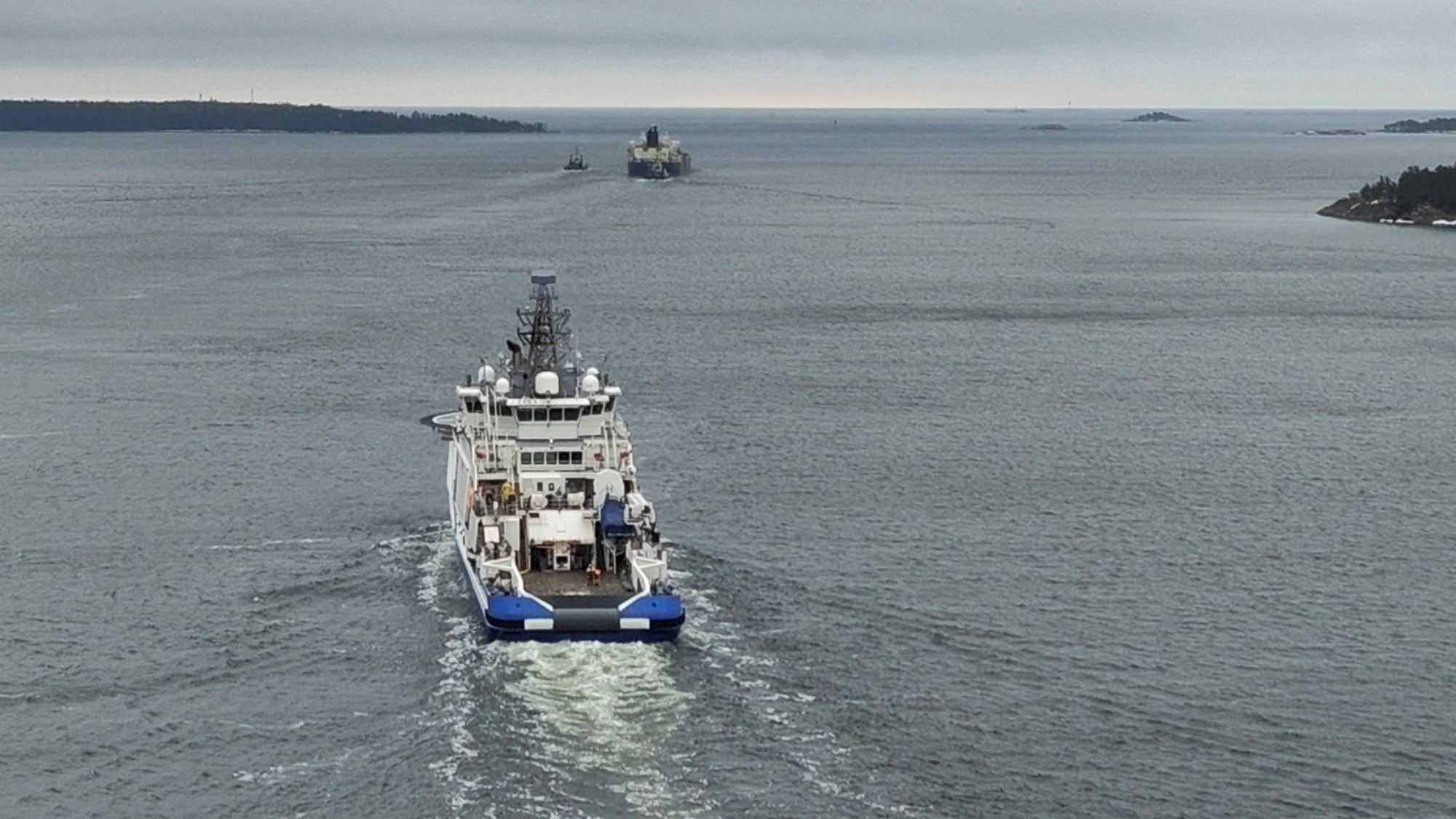 Tanker Eagle S z fínskych vôd odprevádza plavidlo fínskej námornej služby.