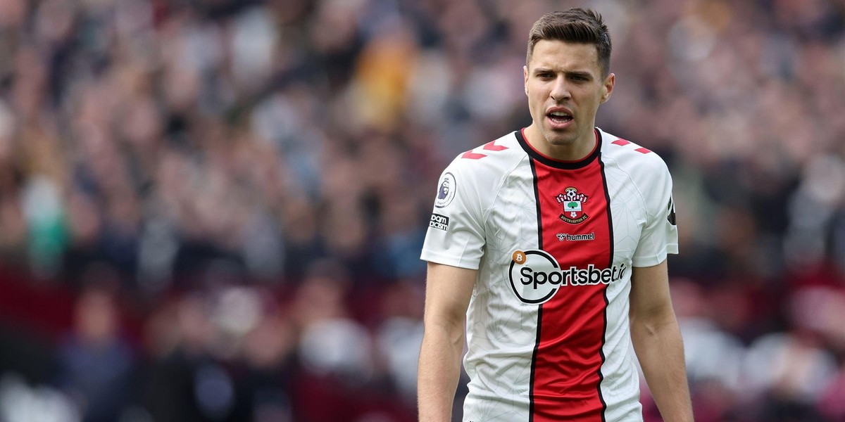 Jan Bednarek zaliczył koszmarny wieczór na Anfield. 