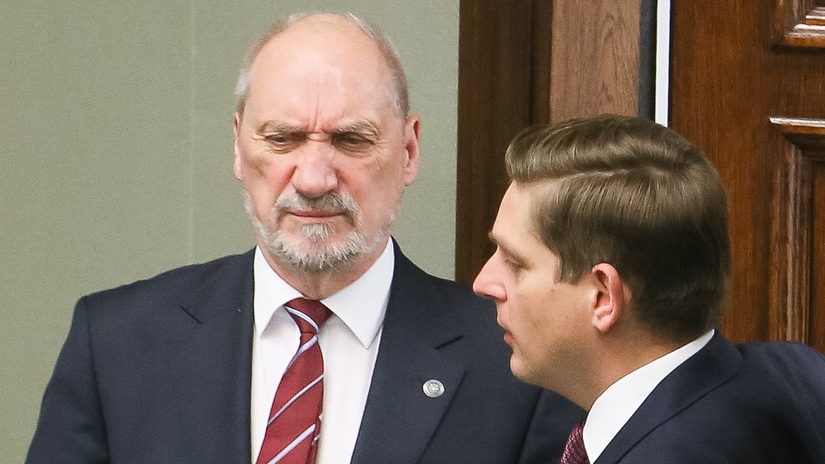 Minister obrony Antoni Macierewicz zawiadomił prokuraturę o podejrzeniu popełnienia przestępstwa przez posłów PO - poinformowała rzeczniczka prasowa MON mjr Anna Pęzioł-Wójtowicz. Według ministra, posłowie powiadomili prokuraturę o przestępstwie wiedząc, że go nie było.