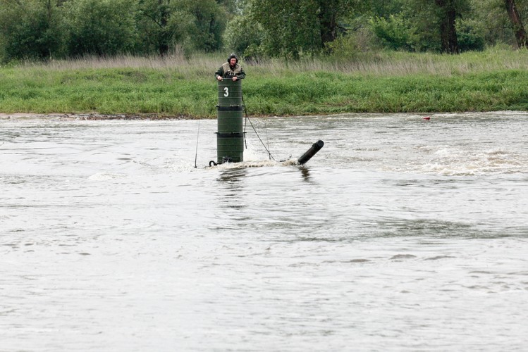 Ośrodek Ćwiczeń Biała Góra to jeden z nielicznych ośrodków, gdzie można przeprowadzić szkolenie z zakresu pokonywania głębokiej przeszkody wodnej, ponieważ jest położony nad brzegami Odry niedaleko Krosna Odrzańskiego.

 <br><br>
fot.  (zuz) PAP/Lech Muszyński