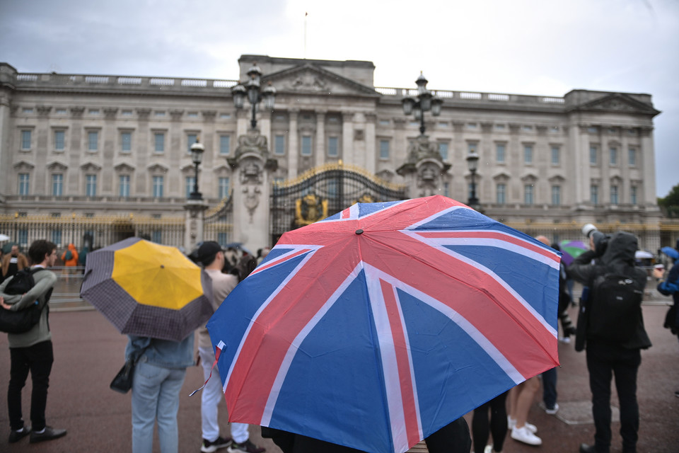 Ludzie zbierają się przed Pałacem Buckingham w Londynie