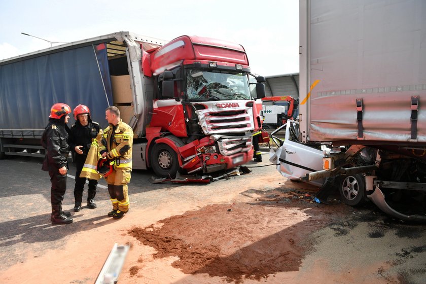 Horror na S8. Auto zgniecione przez TIR-y