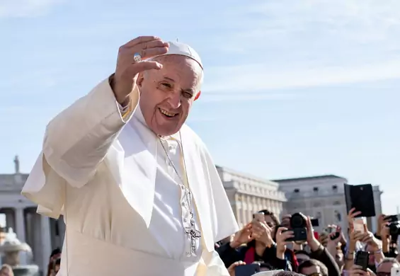 Papież Franciszek z tęczowym krzyżem."Prokuratura powinna zadziałać"