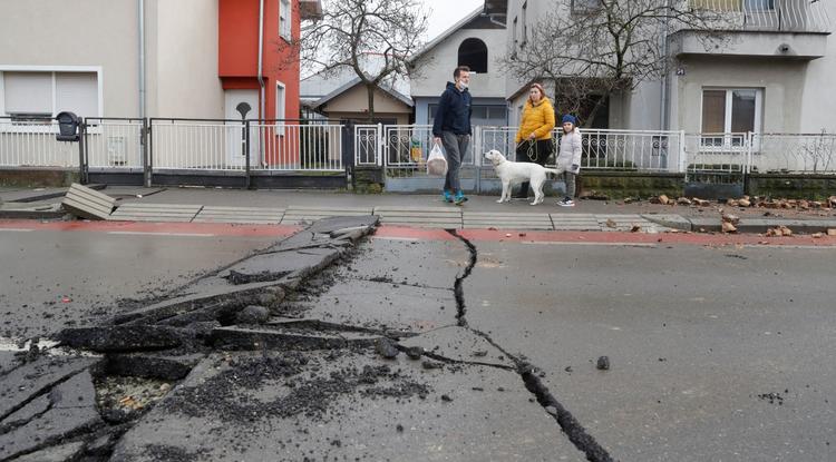 Töredezett úttest a horvátországi Sziszekben 2020. december 30-án, egy nappal a 6.3-as erősségű földrengés után
