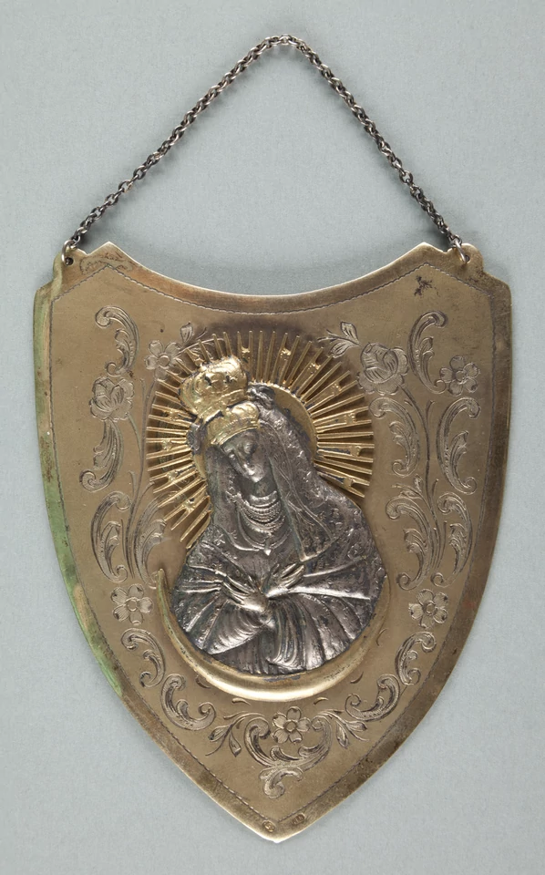 Ryngraf z Matką Boską Ostrobramską, 1944, metal srebro złoto, fot. MNK