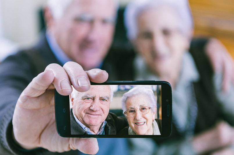 Wśród seniorów dynamicznie rośnie liczba osób korzystających z Internetu, również mobilnego.
