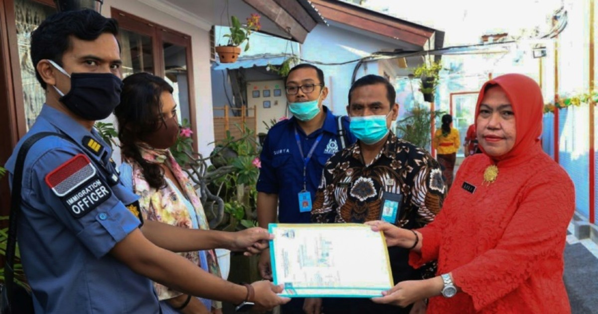 Australian woman freed from jail for Bali police killing [ARTICLE]