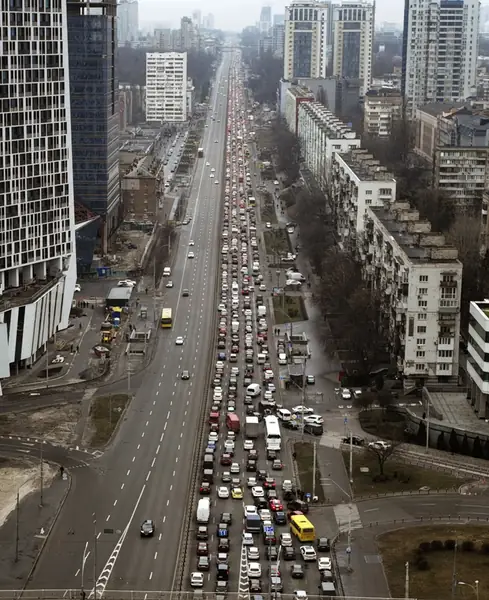 Kijów, Ukraina, 24 lutego 2022 r. Korki na wyjeździe z miasta po tym jak Rosja zaatakowała Ukrainę. / AP Photo/Emilio Morenatti, East News