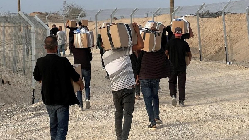 Na fotografijama se vide ljudi kako odnose kutije sa neimenovane lokacije | Foto: Gaza Humanitarian Foundation/Handout via Reuters