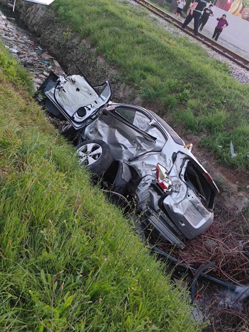Auto je nakon sudara sa vozom završio u kanalu
