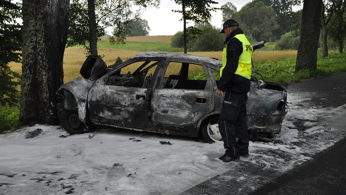 Tylko dzięki kierowcy, który był świadkiem wypadku, nie doszło do najgorszego. Samochód osobowy po tym, jak uderzył w przydrożne drzewo, stanął w płomieniach. Interwencja świadka uratowała życie dwóm osobom.