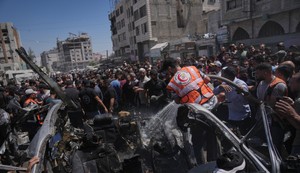 Palestinci oko automobila pogođenog u izraelskom napadu u gradu Gazi, 18. jun 2026.