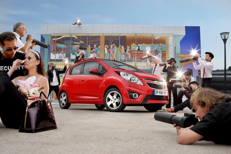 W końcu nie ma powodów by im nie wierzyć - ze świeczką trzeba szukać aut o tak niewielkim obrysie, które oferują pięcioro drzwi, pięć siedzeń i sporo powierzchni ładunkowej. Patrząc na wymiary - 3,64 m długości i 1,60 m szerokości - spokojnie można powiedzieć, że będzie to wszędobylski typ, który wciśnie się nawet w ucho igły