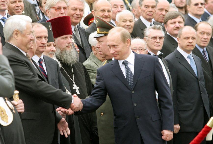 Prezydent Rosji Władimir Putin podający rękę byłemu prezydentowi Rosji Borysowi Jelcynowi, 7 maja 2006 r.