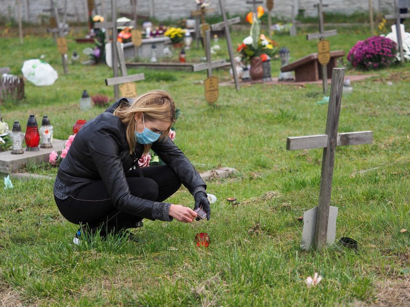 Zapalili światełko na samotnych grobach