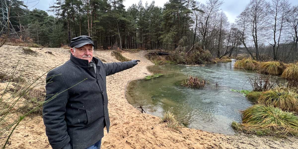 Włodzimierz Wieczorek (70 l.) ze Związku Stowarzyszeń Zielony Ring Przemszy pokazuje rzekę, która może zniknąć. To rzeka Biała. 