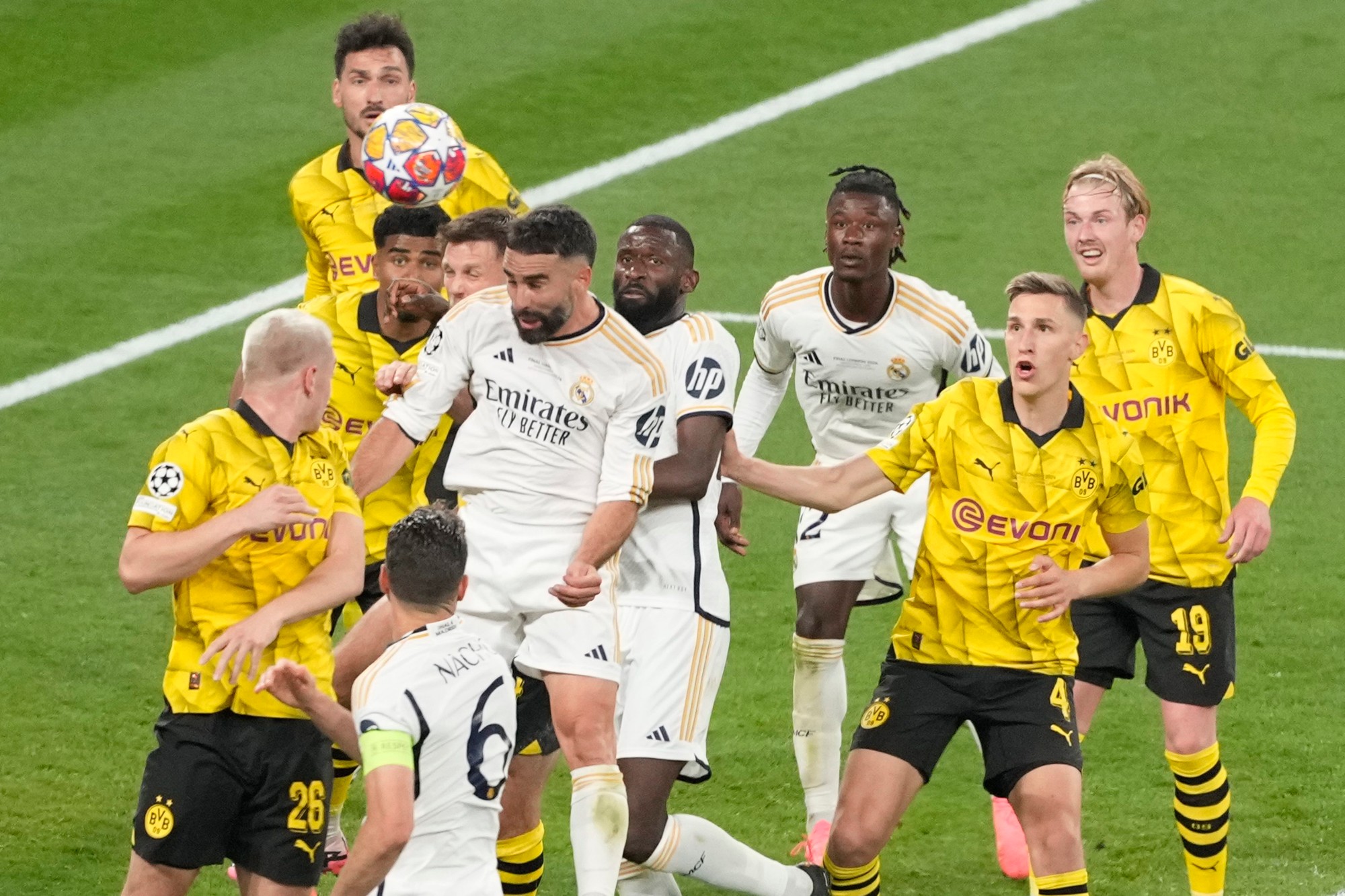 Futbalisti Borussie Dortmund a Realu Madrid počas finále Ligy majstrov.
