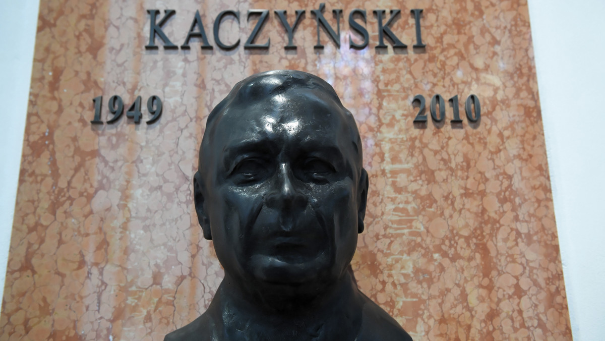 Na rynku pojawiły się puzzle, które sugerują, że prezydent Lech Kaczyński zginął w zamachu — to powód, aby twórców układanki umieścić pod "grubą kreską". Nad nią jest z kolei Fundacja Rodzić po Ludzku, która monitoruje, jak wprowadzane są w życie standardy opieki okołoporodowej.