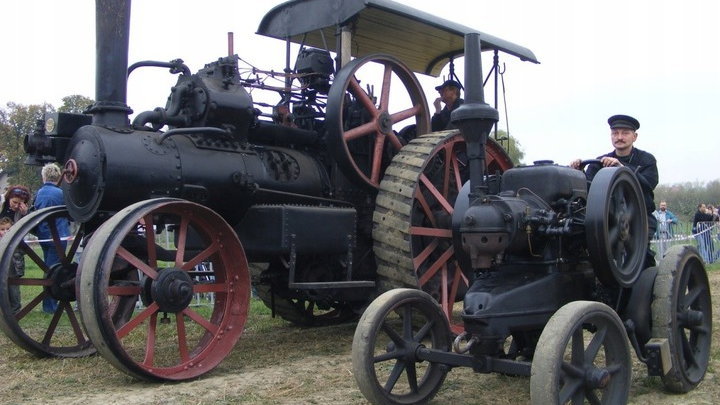 Jedną z najbardziej oryginalnych aukcji jest przejażdżka 100-letnią lokomotywą drogową