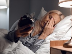 Znaleziono mocne dowody na to, że zbyt mało snu zwiększa ryzyko chorób. Szczególnie w pewnym wieku...