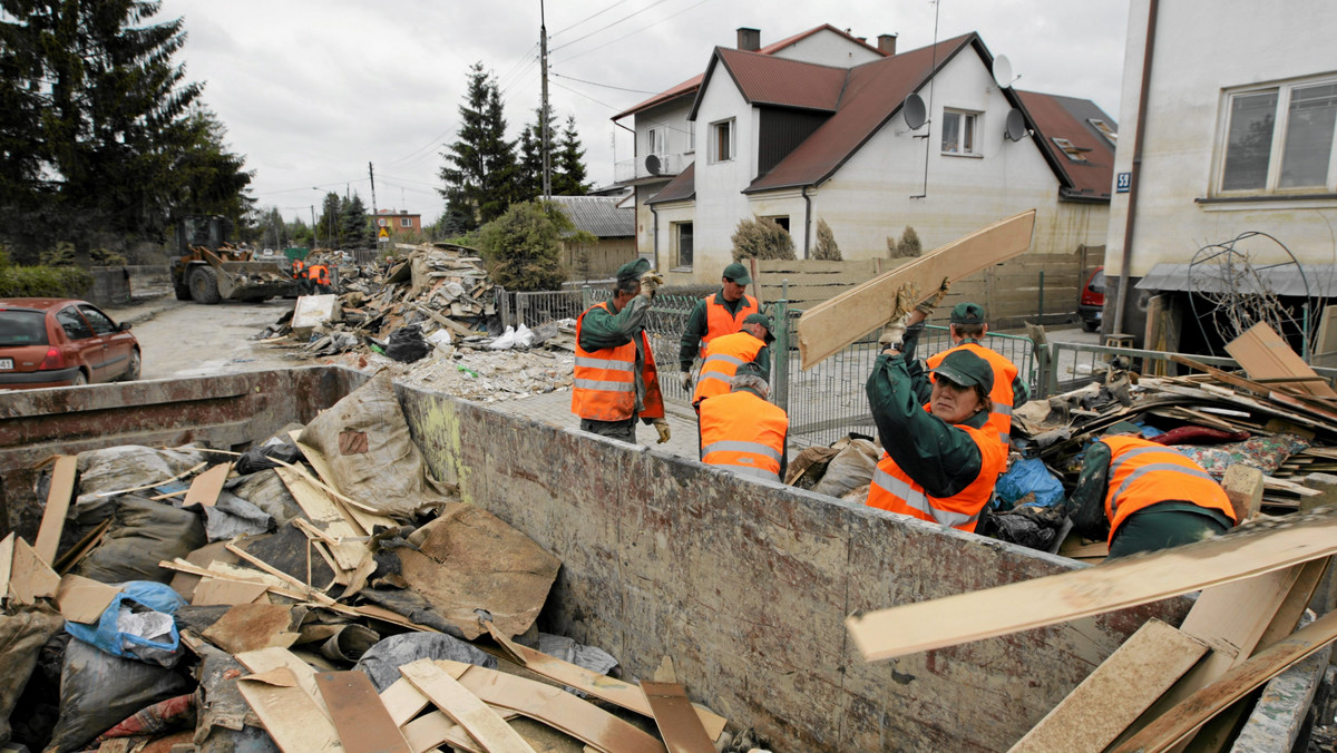 Powodzianie z Sandomierza w sądach walczą o wyższe odszkodowania za zniszczenia spowodowane przez ubiegłoroczną powódź. Uważają, że te przyznane przez firmy ubezpieczeniowe są za niskie, część powodzian w ogóle nie dostała odszkodowań - podaje rmm24.pl.