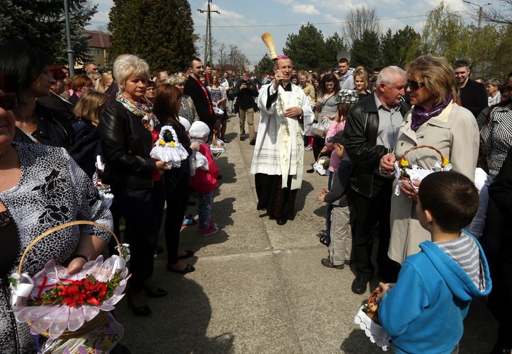 Poświęcenie pokarmów przed kościołem w Jasienicy