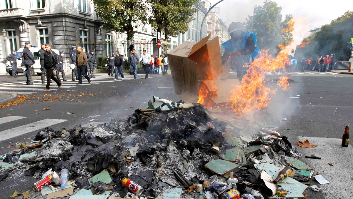 Niezapowiedziany strajk śmieciarzy sparaliżował w czwartek Brukselę. Od rana nie zostały sprzątnięte i wywiezione śmieci, a główne arterie miasta zablokowali protestujący związkowcy. Strajk obrazuje podziały w Belgii i trudne negocjacje w sprawie nowego rządu.