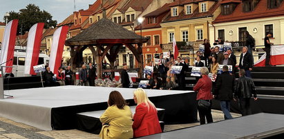 Poruszenie w Sandomierzu. Aby zobaczyć prezesa PiS, trzeba pokonać nie tylko płotek