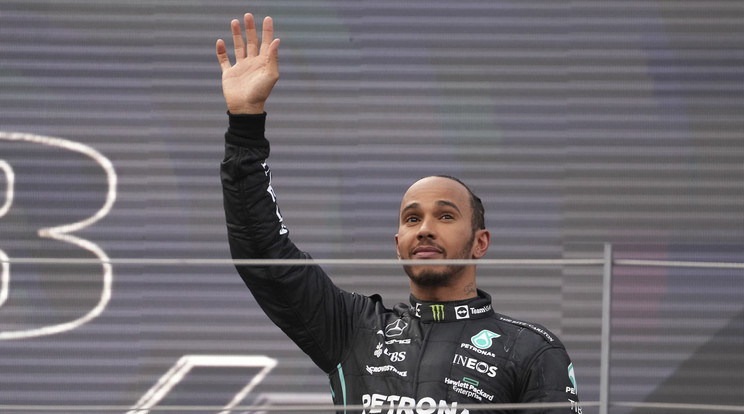 A harmadik helyen végzett Lewis Hamilton, a Mercedes brit pilótája a Forma-1-es autós gyorsasági világbajnokság Osztrák Nagydíjának eredményhirdetésén a spielbergi pályán / Fotó: MTI/AP/Matthias Schrader