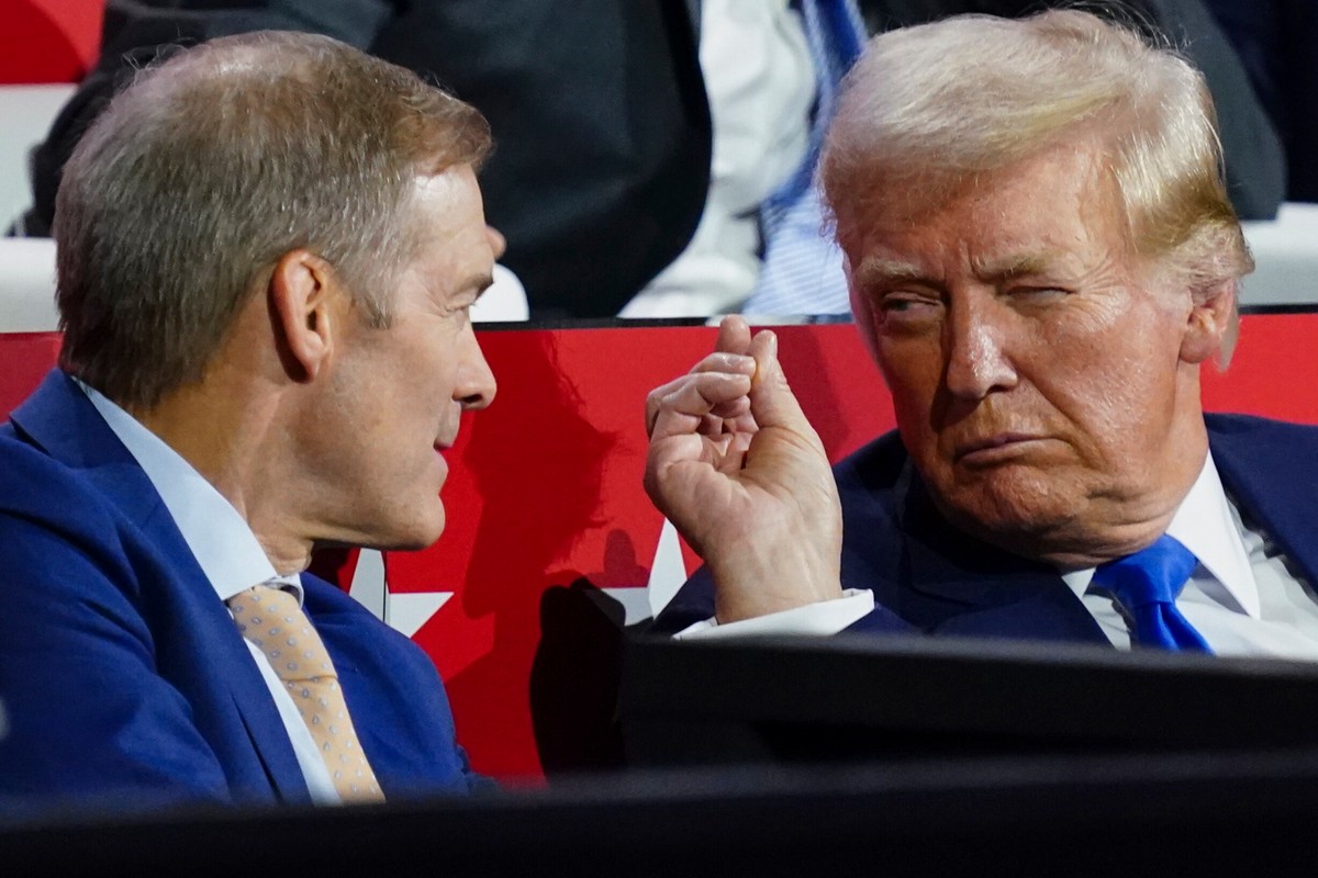 Donald J. Trump gestykuluje do przewodniczącego Komisji Sądownictwa Izby Reprezentantów Jima Jordana podczas rozmowy w drugi dzień Narodowej Konwencji Republikanów (RNC) w Fiserv Forum w Milwaukee, Wisconsin, USA