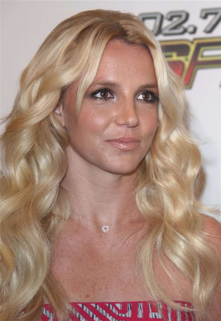 Britney Spears X Factor zaniedbane dłonie