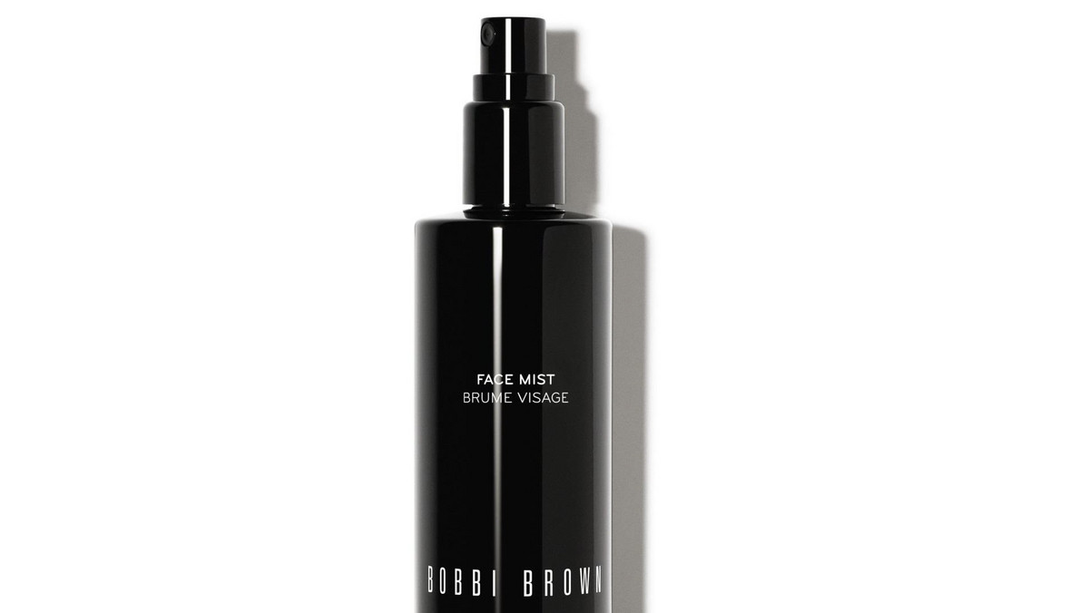 Bobbi Brown zgodnie z prośbami miłośniczek prawidłowego makijażu oraz wizażystów, prezentuje Face Mist – orzeźwiający spray do twarzy, który nawilża i łagodzi skórę, nadając jej zdrowy połysk. Ekskluzywny kosmetyk na bazie wody błyskawicznie utrwala i odświeża make-up, pozwalając uzyskać wypoczęty wygląd oraz długotrwałe nawilżenie. Wzbogacony w witaminy i wyciągi roślinne oraz odprężająca woń olejków eterycznych z lawendy i geranium, Face Mist łagodzi cerę, nadając skórze zdrowy wygląd.