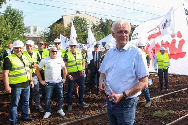 Przewodniczący Śląsko-Dąbrowskiej "Solidarności" Dominik Kolorz podczas blokady torów kolejowych w Katowicach w kierunku Sosnowca