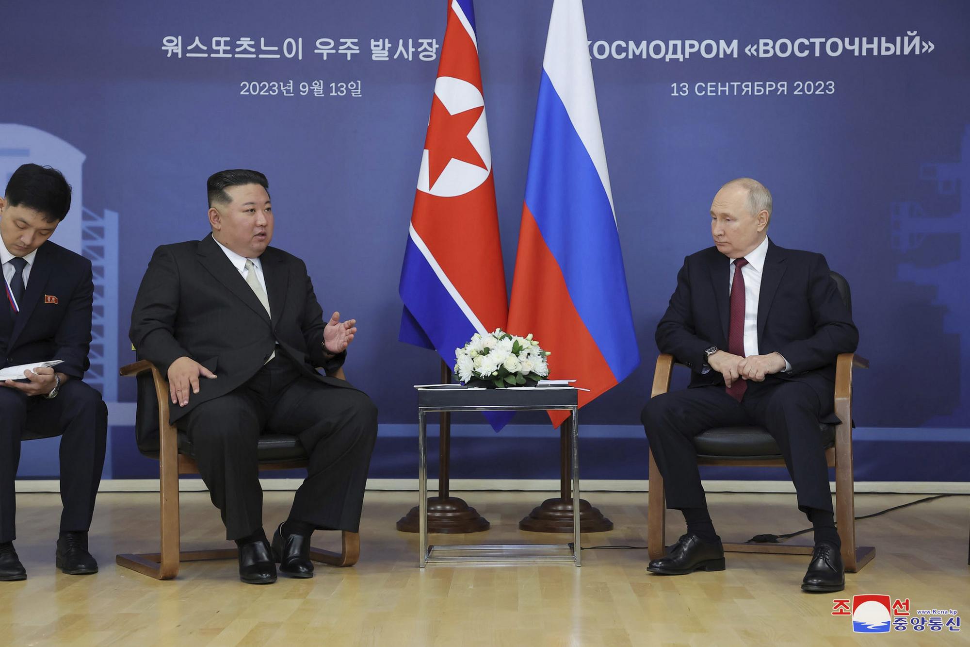 Sverokórejský vodca Kim sa stretol s Vladimirom Putinom.