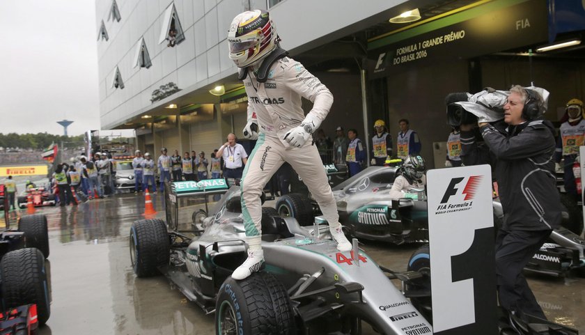 Felipe Massa miał wypadek na Interlagos. Hamilton wygrał GP Brazylii