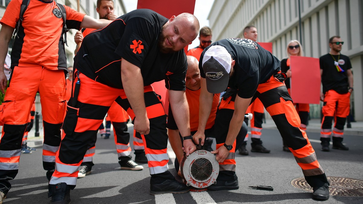 Protest pielęgniarek i położnych przed budynkiem Sejmu w Warszawie, czerwiec 2021  