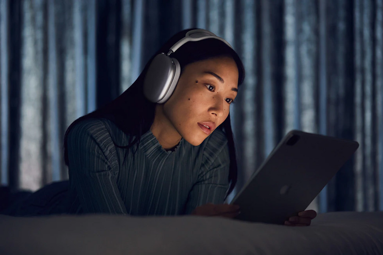 Słuchawki Apple AirPods Max oferują najwyższej klasy redukcję szumów, dzięki czemu są niemal bezgłośne.