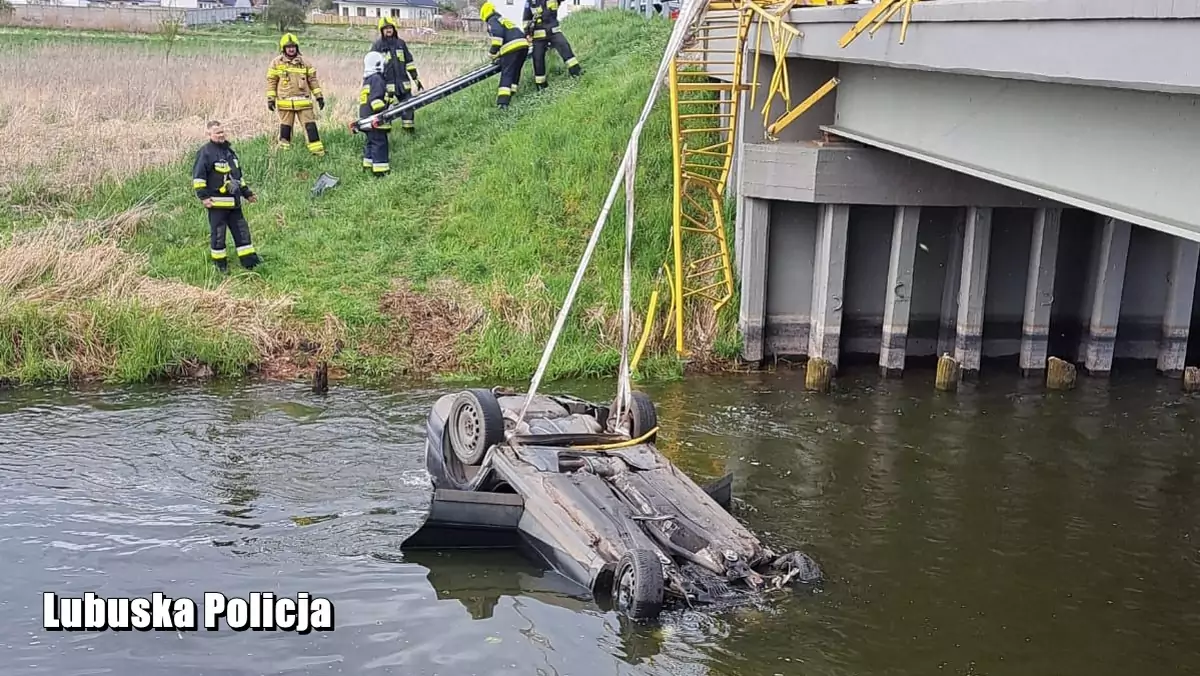 Nietrzeźwy kierowca przebił się przez bariery i dachował w rzece (fot. Lubuska Policja)