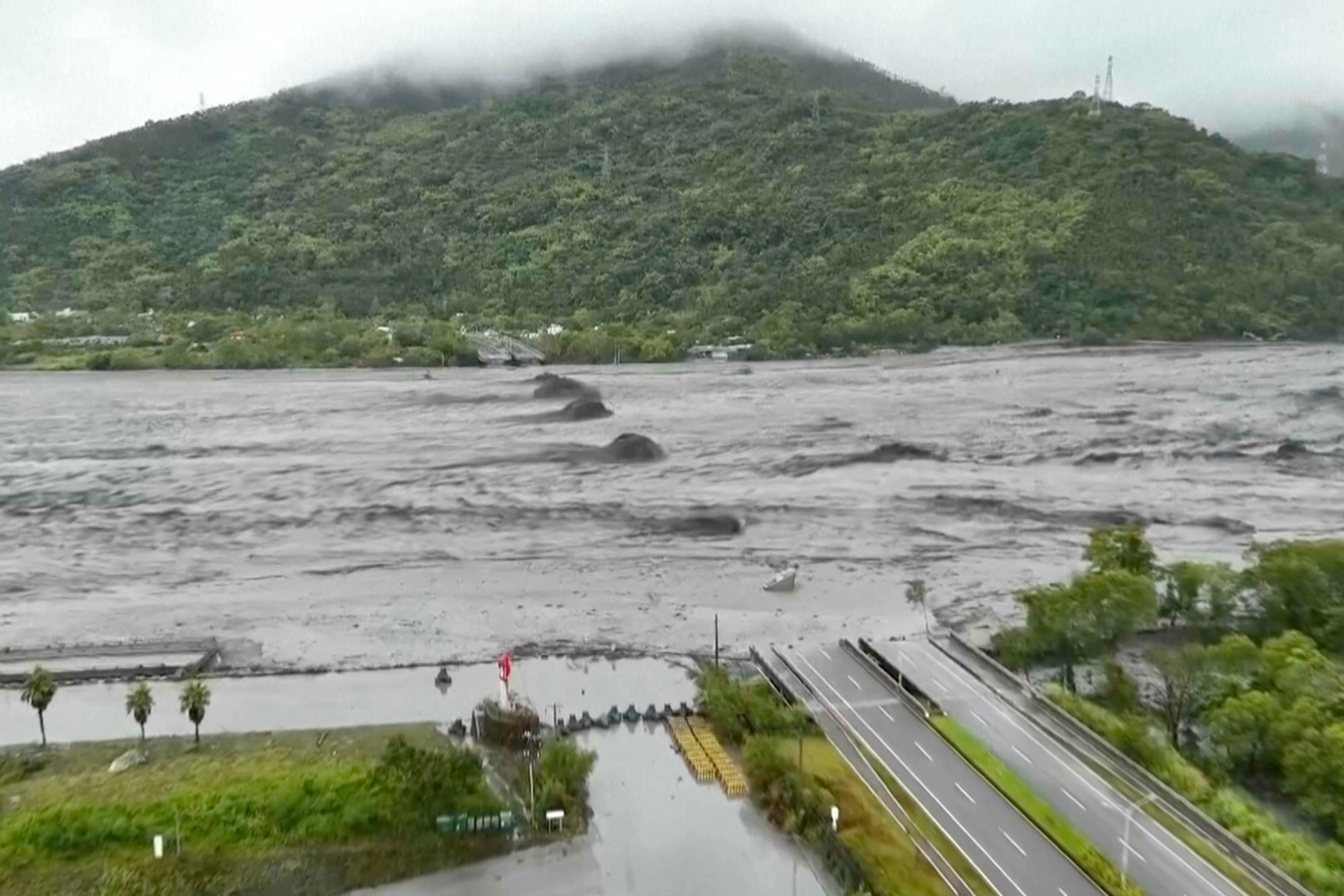 Taiwan sužuje supertajfún Ragasa.