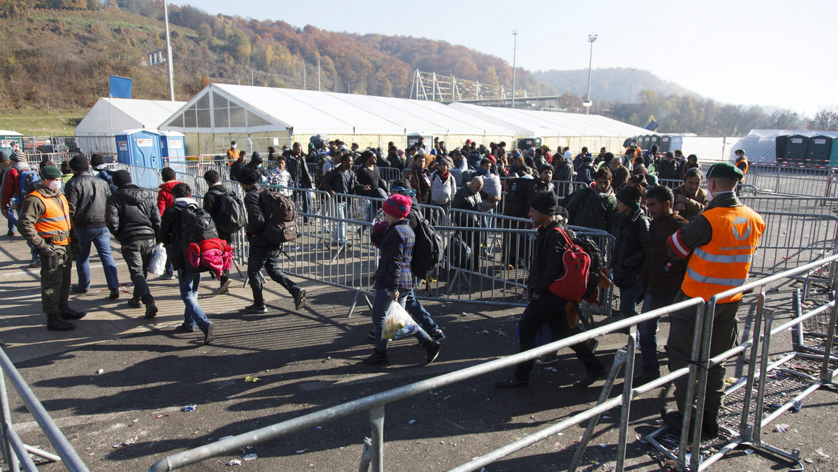 43 polskich strażników granicznych wyjedzie jutro na Węgry, gdzie będą wspomagać tamtejszą policję w ochronie zewnętrznej granicy UE. Ich misja ma związek z kryzysem migracyjnym, który w ostatnim czasie dotknął Unię, w tym także Węgry; ma potrwać do 3 grudnia br.